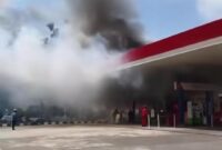 Satu unit sepeda motor sport hangus terbakar di area SPBU BBS Cipatik, Kecamatan Cihampelas, Kabupaten Bandung Barat (KBB), pada Senin (24/11/2025) sekitar pukul 10.15 WIB. (Foto: istimewa)