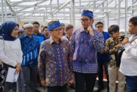 Menteri Desa dan Pembangunan Daerah Tertinggal, H. Yandri Susanto, didampingi Bupati Bandung Barat, Jeje Ritchie Ismail kunjungi Badan Usaha Milik Desa (BUMDes) Duta Usaha Rancage di Desa Cilame, Kecamatan Ngamprah, Kabupaten Bandung Barat (KBB), Ahad, 9 November 2025 (foto: Abdul Kholilulloh)