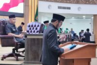 Bupati Bandung Barat, Jeje Ritchie Ismail membacakan Nota Pengantar Rancangan Anggaran Pendapatan dan Belanja Daerah (RAPBD) Tahun Anggaran 2026 dalam Rapat Paripurna DPRD KBB, Senin (17/11/2025) (foto: Abdul Kholilulloh)