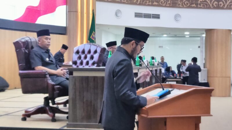 Bupati Bandung Barat, Jeje Ritchie Ismail membacakan  Nota Pengantar Rancangan Anggaran Pendapatan dan Belanja Daerah (RAPBD) Tahun Anggaran 2026 dalam Rapat Paripurna DPRD KBB, Senin (17/11/2025) (foto: Abdul Kholilulloh)