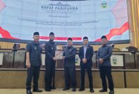 Bupati Bandung Barat Jeje Ritchie Ismail didampingi Wakil Bupati Bandung Barat Asep Ismail saat menghadiri Rapat Paripurna DPRD KBB di Gedung DPRD pada Senin, 17 November 2025 (foto: Abdul Kholilulloh)