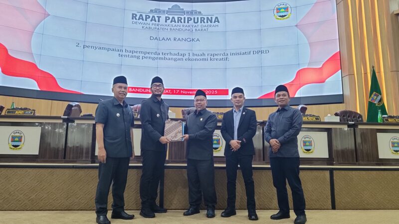 Bupati Bandung Barat Jeje Ritchie Ismail didampingi Wakil Bupati Bandung Barat Asep Ismail saat menghadiri Rapat Paripurna DPRD KBB di Gedung DPRD pada Senin, 17 November 2025 (foto: Abdul Kholilulloh)