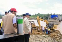 Setibanya di Kabupaten Bireuen, Presiden Prabowo langsung meninjau pembangunan Jembatan Bailey Teupin Mane Aceh (foto: Facebook Setkab RI)