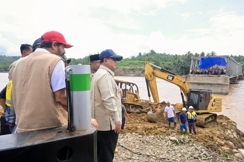 Setibanya di Kabupaten Bireuen, Presiden Prabowo langsung meninjau pembangunan Jembatan Bailey Teupin Mane Aceh (foto: Facebook Setkab RI)