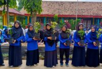 SMPN 4 Cipeundeuy melakukan penanaman pohon cengkeh bersama murid didiknya dihalaman sekolah (foto: istimewa)