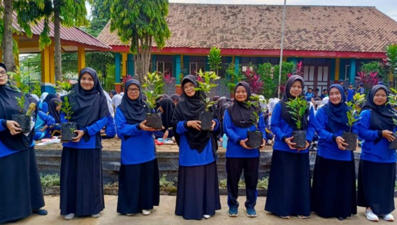 SMPN 4 Cipeundeuy melakukan penanaman pohon cengkeh bersama murid didiknya dihalaman sekolah (foto: istimewa)