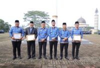 Bupati Bandung Barat, Jeje Ritchie Ismail simbolis memberikan penghargaan kepada Diskominfotik KBB (foto: diskominfo KBB)