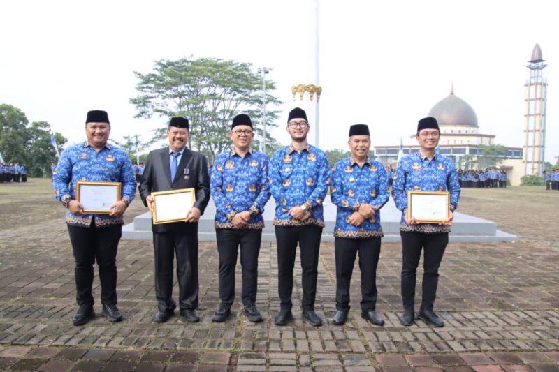 Bupati Bandung Barat, Jeje Ritchie Ismail simbolis memberikan penghargaan kepada Diskominfotik KBB (foto: diskominfo KBB)