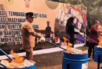 Wakil Bupati Bandung Barat Asep Ismail simbolis memusnahkan rokok ilegal senilai Rp3,1 miliar (foto: istimewa)