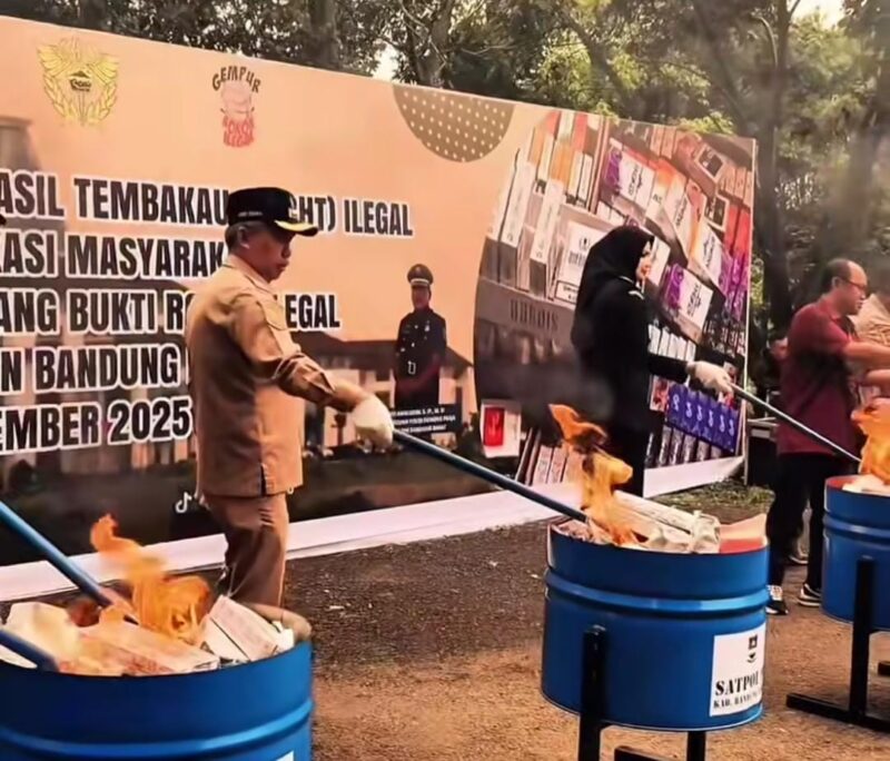 Wakil Bupati Bandung Barat Asep Ismail simbolis memusnahkan rokok ilegal senilai Rp3,1 miliar (foto: istimewa)