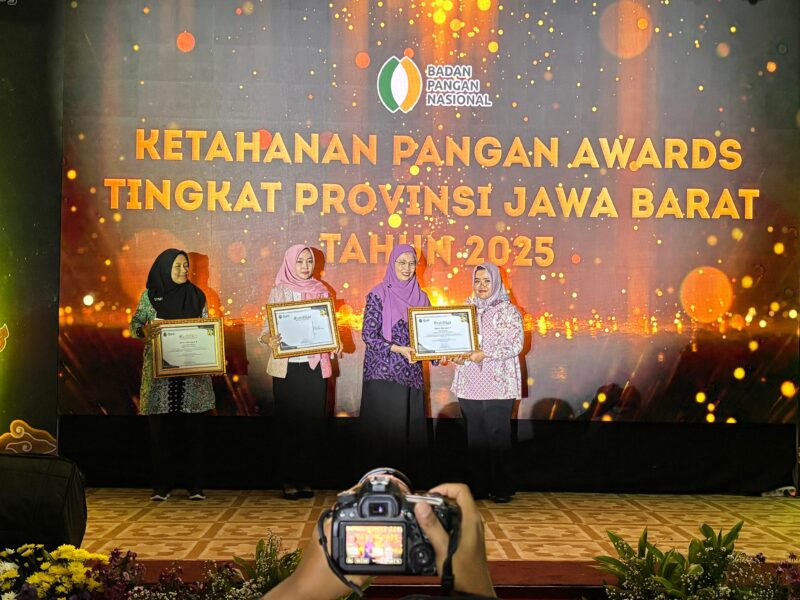 pada Jumat, 5 Desember 2025 di kantor DKPP Jawa Barat, Bandung Barat sukses meraih dua nominasi bergengsi, yaitu Juara Harapan I Enumerator Konsumen Terbaik dan Juara III Neraca Pangan Terbaik tingkat Provinsi Jawa Barat (foto: DKPP KBB)