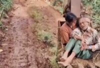 Viral warga asal Kampung Cibangkonol RT 03/RW 04 Desa Jati, Kecamatan Saguling sakit di bawa menggunakan alat berat (foto: istimewa)