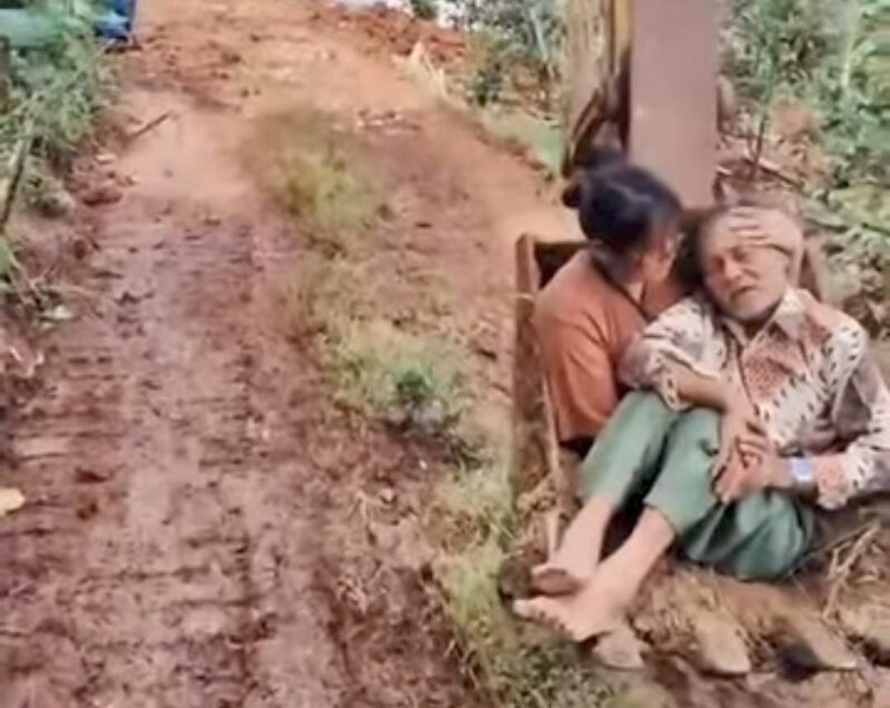 Viral warga asal Kampung Cibangkonol RT 03/RW 04 Desa Jati, Kecamatan Saguling sakit di bawa menggunakan alat berat (foto: istimewa)