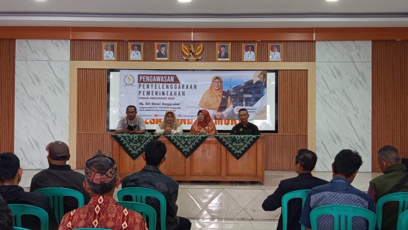 Anggota Komisi II DPRD Jawa Barat dari Fraksi PKS, Hj. Sri Dewi Anggraini, menyalurkan 100 ribu bibit ikan kepada 4 kelompok pembudidaya ikan di Desa Mandalamukti, Kecamatan Cikalongwetan Kabupaten Bandung Barat (foto: istimewa)