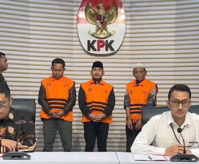 Pelaksana Tugas Deputi Penindakan dan Eksekusi KPK, Asep Guntur Rahayu, (kiri) dan 
Juru Bicara KPK, Budi Prasetyo, (kanan) konferensi pers di gedung KPK, Sabtu 20 Desember 2025 (foto: istimewa)