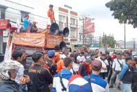 Aksi demonstrasi buruh Kabupaten Bandung Barat (foto: Abdul Kholilulloh/ilustrasi)