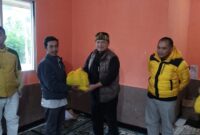 Anggota DPR RI, Dadang M. Naser, membagikan paket sembako kepada masyarakat (foto: istimewa)