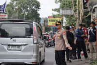 Kapolres Cimahi AKBP Niko N. Adi Putra turun langsung memastikan arus Lalin di wisata Lembang lancar (foto: istimewa)