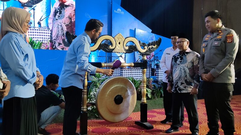 Bupati Bandung Barat, Jeje Ritchie Ismail bersama jajaran Forkompinda secara resmi membuka kegiatan Pekan Panutan Pajak Daerah 2025 (foto: Abdul Kholilulloh)