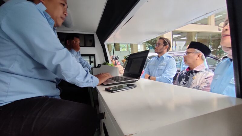 Bupati Bandung Barat, Jeje Ritchie Ismail didampingi DPRD KBB dan jajaran Forkopimda KBB saat meninjau layanan pembayaran pajak (foto: Abdul Kholilulloh)