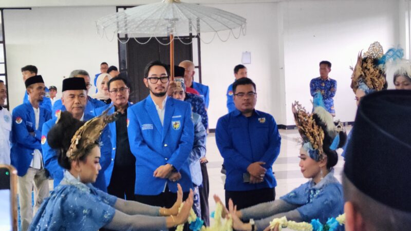 Bupati Bandung Barat, Jeje Ritchie Ismail didampingi Wakil Bupati Bandung Barat Asep Ismail menghadiri pelantikan DPD KNPI KBB (foto: Abdul Kholilulloh)