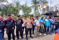 Kapolres Cimahi, AKBP Niko N. Adi Putra, S.H., S.I.K., M.H, kerahkan puluhan personel kawal aksi buruh ke Jakarta, 30 Desember 2025 (foto: Abdul Kholilulloh)