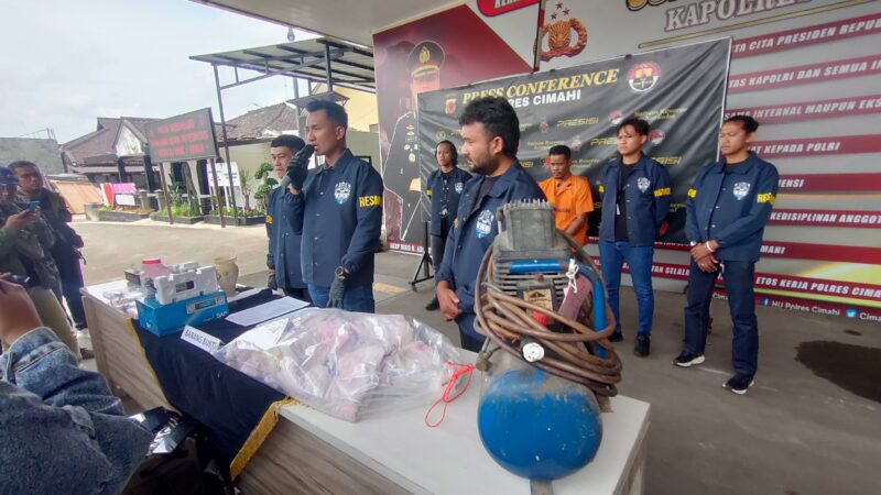 Kasatreskrim Polres Cimahi AKP Teguh Kumara saat konferensi pers di Mapolres Cimahi, Selasa 30 Desember 2025 (foto: Abdul Kholilulloh)