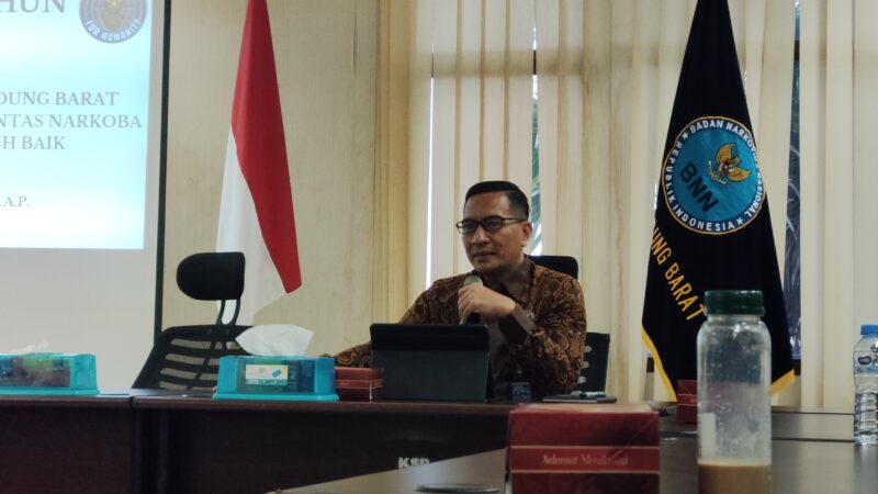 Kepala BNN KBB, AKBP Agus Widodo, saat konferensi pers di kantor BNN KBB gedung D kompleks perkantoran Pemkab Bandung Barat (foto: Abdul Kholilulloh)