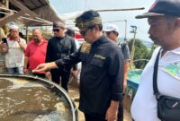 Anggota Komisi IV DPR RI, Dadang M. Naser, saat mengunjungi kelompok budidaya ikan nila di saung AKAR, Perumahan Graha Padalarang, Desa Padalarang Kecamatan Padalarang KBB (foto: Abdul Kholilulloh)