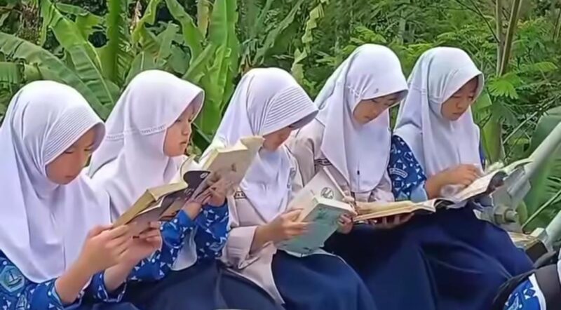 Kegiatan belajar mengajar di SMPN 1 Sindangkerta, Kabupaten Bandung Barat (foto: Instagram @smpn1sindangkerta)
