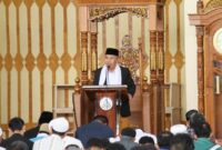 Wakil Bupati Bandung Barat (KBB), H. Asep Ismail saat memberikan sambutan sholat Jum'at, 2 Januari 2026 (foto: Prokompim KBB)
