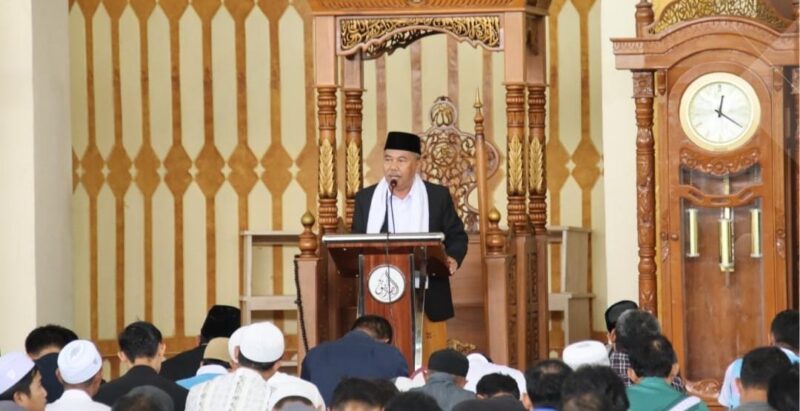 Wakil Bupati Bandung Barat (KBB), H. Asep Ismail saat memberikan sambutan sholat Jum'at, 2 Januari 2026 (foto: Prokompim KBB)