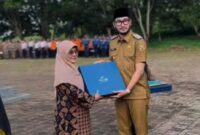 Bupati Bandung Barat Jeje Ritchie Ismail serahkan SK Desa Sadar Hukum (foto: Prokompim KBB)