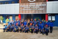 Bupati Bandung Barat, Jeje Ritchie Ismail, berswafoto bersama personel Damkar usai peresmian Mako Damkar Bandung Barat (foto: istimewa)