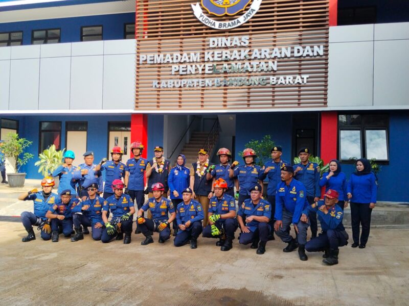 Bupati Bandung Barat, Jeje Ritchie Ismail, berswafoto bersama personel Damkar usai peresmian Mako Damkar Bandung Barat (foto: istimewa)