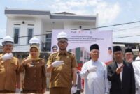 Bupati Bandung Barat, Jeje Ritchie Ismail, menghadiri acara ground breaking pembangunan Sekolah Dasar Islam Terpadu (SDIT) Tazkia yang berlokasi di Desa Tanimulya, Kecamatan Ngamprah (foto: Prokompim KBB)