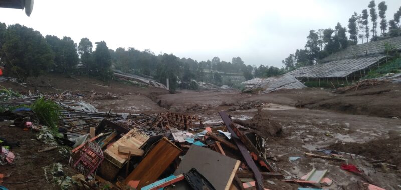 Longsor terjadi di Kampung Pasirkuning hingga Kampung Pasir Kuda, RT 05 RW 11, Desa Pasirlangu, pada Sabtu (24/1/2026) dini hari.