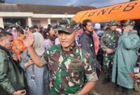 Kepala Penerangan Kodam III/Siliwangi, Kolonel Inf Mahmuddin saat memberikan keterangan di posko pengungsian kantor Desa Pasirlangu, Kecamatan Cisarua KBB (foto: Abdul Kholilulloh)
