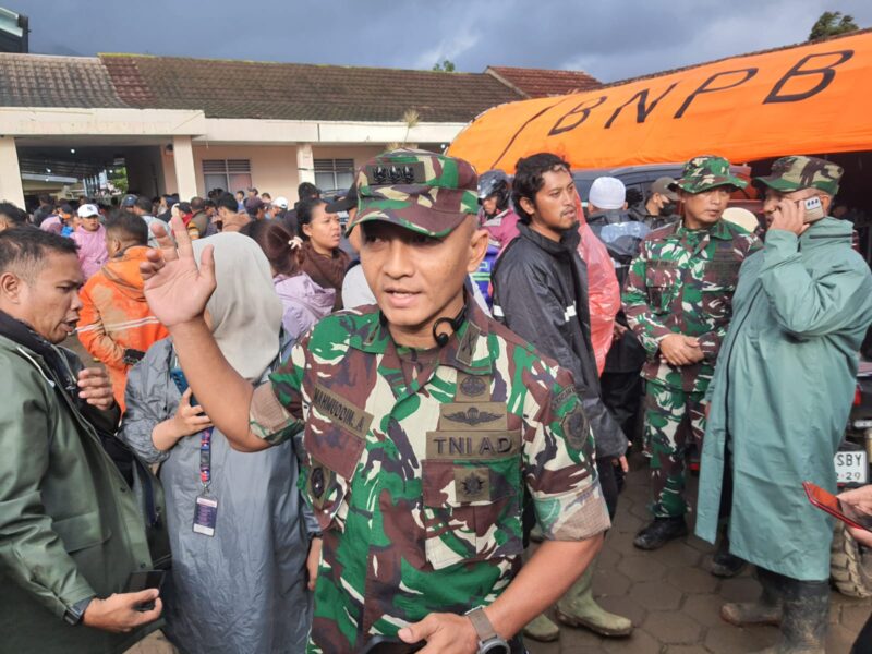 Kepala Penerangan Kodam III/Siliwangi, Kolonel Inf Mahmuddin saat memberikan keterangan di posko pengungsian kantor Desa Pasirlangu, Kecamatan Cisarua KBB (foto: Abdul Kholilulloh) 