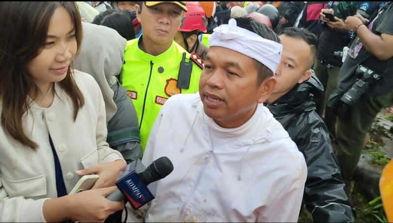 Gubernur Jawa Barat Dedi Mulyadi meninjau langsung lokasi bencana longsor di Desa Pasirlangu, Kecamatan Cisarua, Kabupaten Bandung Barat (KBB), Jawa Barat, Sabtu (24/1/2026). foto: Abdul Kholilulloh