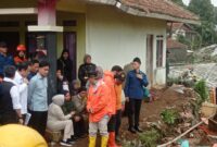 Wakil Presiden Republik Indonesia, Gibran Rakabuming Raka, meninjau langsung lokasi pencarian korban bencana longsor di Pasir Kuda, Desa Pasirlangu, Kecamatan Cisarua, Kabupaten Bandung Barat (KBB), pada Minggu (25/1/2026). Foto: Abdul Kholilulloh