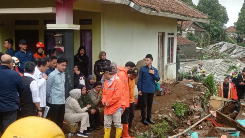 Wakil Presiden Republik Indonesia, Gibran Rakabuming Raka, meninjau langsung lokasi pencarian korban bencana longsor di Pasir Kuda, Desa Pasirlangu, Kecamatan Cisarua, Kabupaten Bandung Barat (KBB), pada Minggu (25/1/2026). Foto: Abdul Kholilulloh