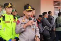 Kapolda Jawa Barat Irjen Pol Rudi Setiawan didampingi Kapolres Cimahi AKBP Niko N. Adi Putra saat konfrensi pers di posko bencana di kantor Desa Pasirlangu, Kecamatan Cisarua KBB (foto: Abdul Kholilulloh)