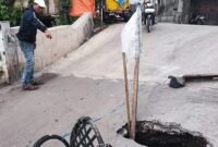 jembatan penghubung antarwilayah di perbatasan Kecamatan Padalarang dan Kecamatan Ngamprah dilaporkan ambles dan berlubang besar, sehingga mengancam keselamatan warga yang melintas. Foto: Bangbara.com