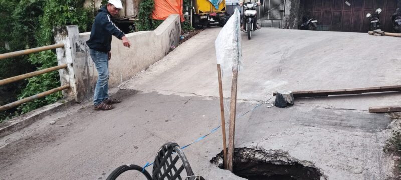 jembatan penghubung antarwilayah di perbatasan Kecamatan Padalarang dan Kecamatan Ngamprah dilaporkan ambles dan berlubang besar, sehingga mengancam keselamatan warga yang melintas. Foto: Bangbara.com