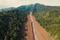 Tangkapan layar video drone mahkota longsoran di puncak Gunung Burangrang yang menghantam puluhan rumah warga di Desa Pasirlangu, Kecamatan Ngamprah KBB (foto: yaoutube @skyvolunteer9272)
