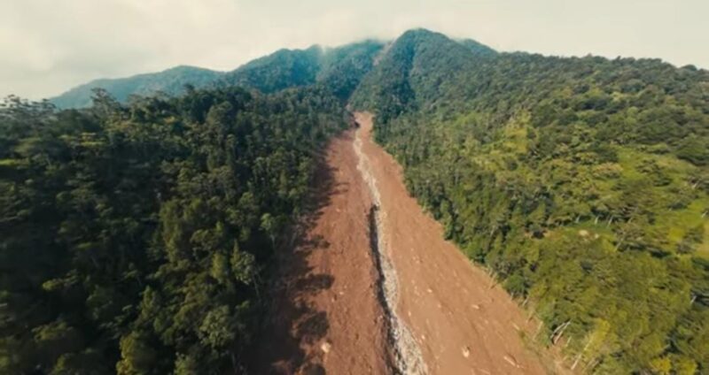 Tangkapan layar video drone mahkota longsoran di puncak Gunung Burangrang yang menghantam puluhan rumah warga di Desa Pasirlangu, Kecamatan Ngamprah KBB (foto: yaoutube @skyvolunteer9272)