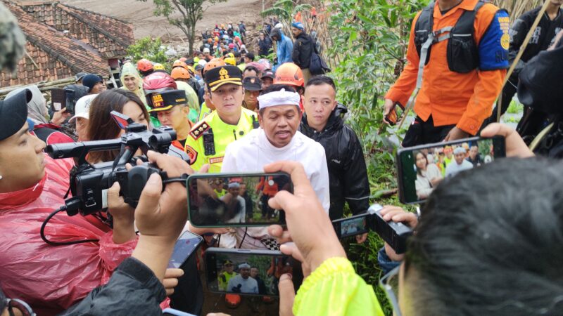 Gubernur Jawa Barat Dedi Mulyadi saat meninjau lokasi lingsor di Kampung Pasir Kuning, Desa Pasrilangu, Kecamatan Ngamprah KBB (foto: Abdul Kholilulloh)