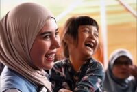 Ketua Tim Penggerak PKK Kabupaten Bandung Barat (TP-PKK KBB), Syahnaz Sadiqah, hadir meninjau langsung para pengungsi di Kantor Desa Pasirlangu, Selasa (27/1/2026). Foto: istimewa