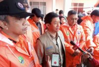 Kepala BNPB Letjen TNI Suharyanto saat konfrensi pers update pencarian korban longsor hari ke 5 di posko darurat aula kantor Desa Pasirlangu, Kecamatan Cisarua KBB (foto: Abdul Kholilulloh)